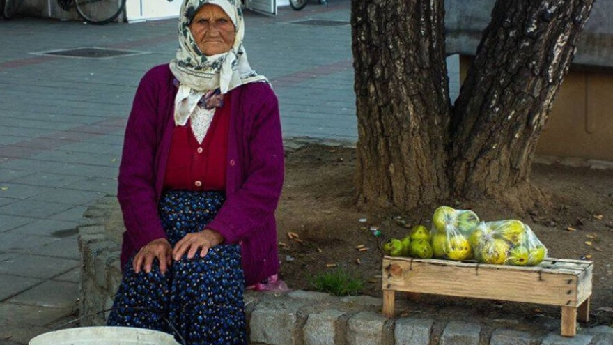 Da preživi, nana Hankija prodaje voće i stope
