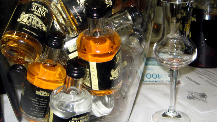 Iz čega se pije rakija i zašto čokanj više nije dobar?!