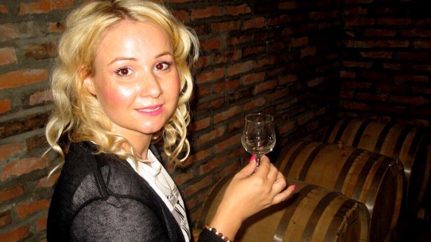 Diplomirala na flaši medovače napravljene iz očevog pčelinjaka