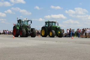 John Deere 6215 R - najbrži je traktor FarmShow-a!