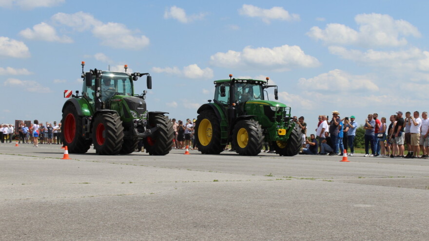 John Deere 6215 R – najbrži je traktor FarmShow-a!