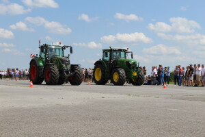 John Deere 6215 R – najbrži je traktor FarmShow-a!