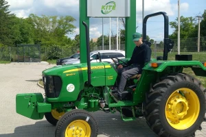 Uručena sajamska nagrada: Vukašin Kurbalija preuzeo traktor John Deere 5045D