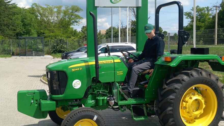 Uručena sajamska nagrada: Vukašin Kurbalija preuzeo traktor John Deere 5045D