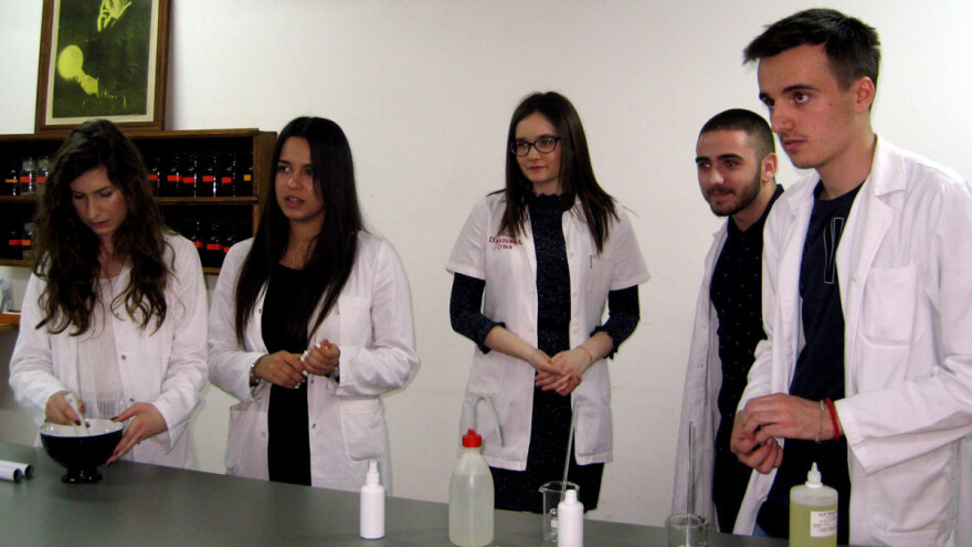 Srednjoškolci napravili pastu za zube od maslačka i šargarepe