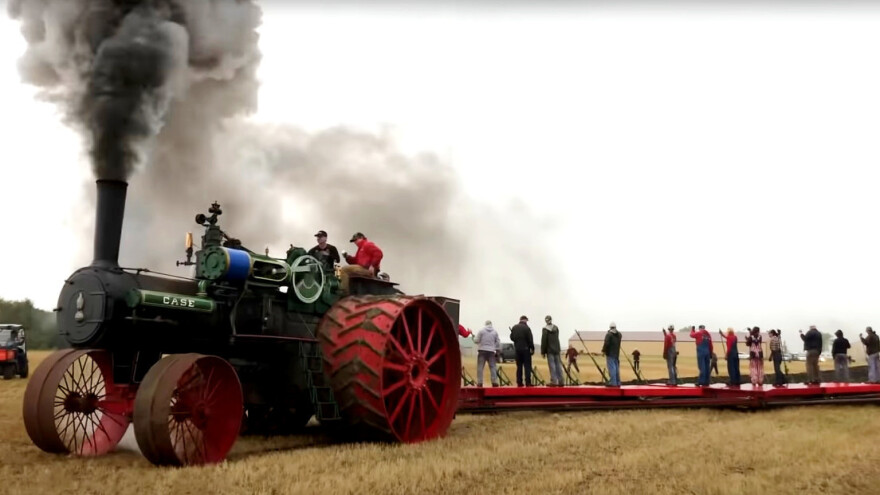 Najveći parni traktor na svetu - obnovljen je i ponovno ore