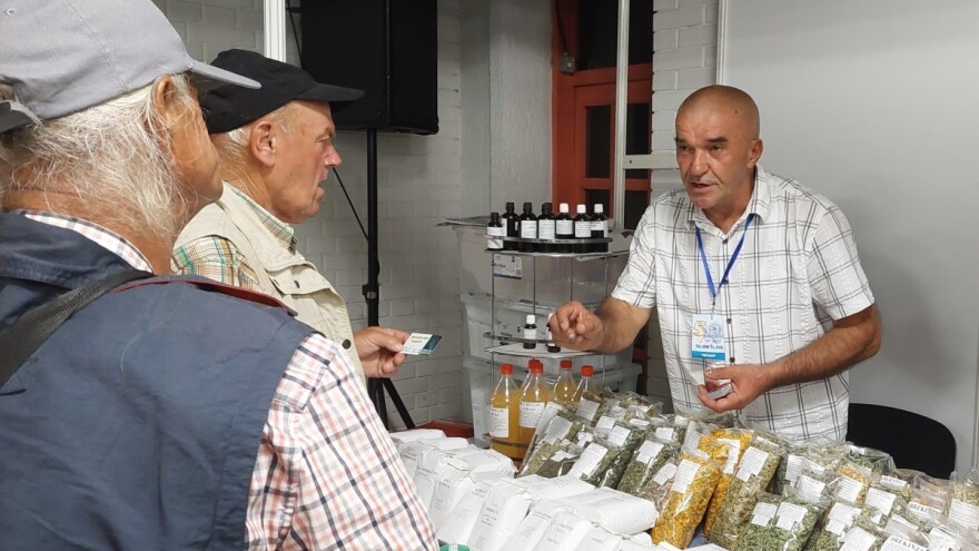 Gde je sajam tu je i Semir Bulić, a na štandu k’o u košnici