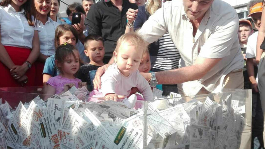 Beba izvukla dobitnika traktora!