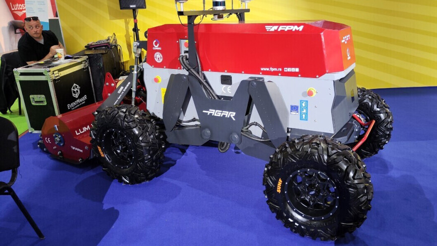 "Agar" kosi, seje, prska bez čoveka i bez goriva