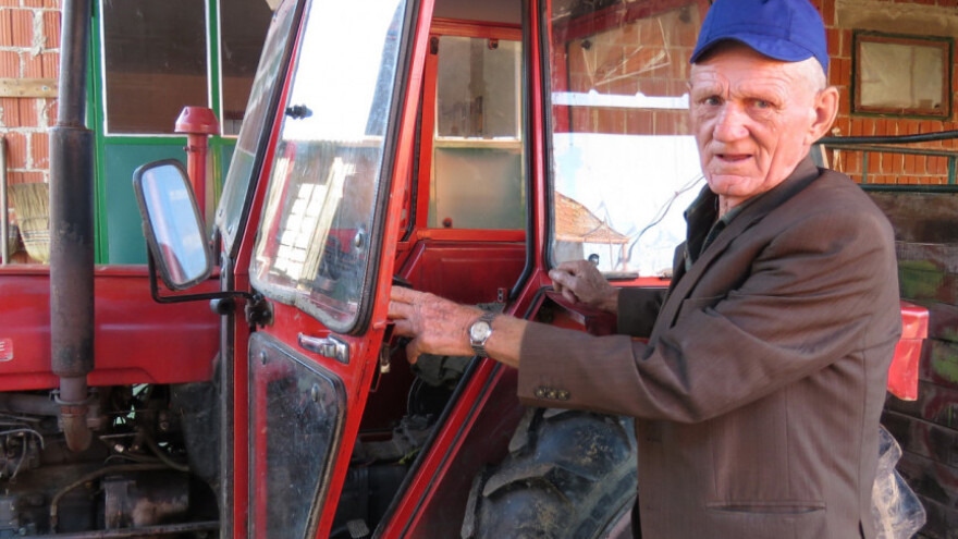 I u devetom desetljeću obrađuje 10 jutara i uzgaja svinje