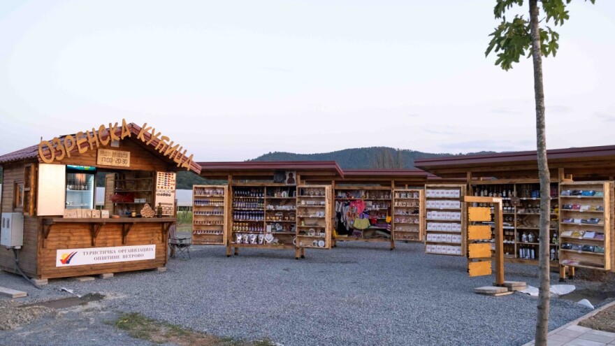 Lokalni proizvođači dobili svoju prodavnicu: Od meda do rakije