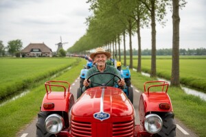 Neobično velika kolona oldtimer traktora