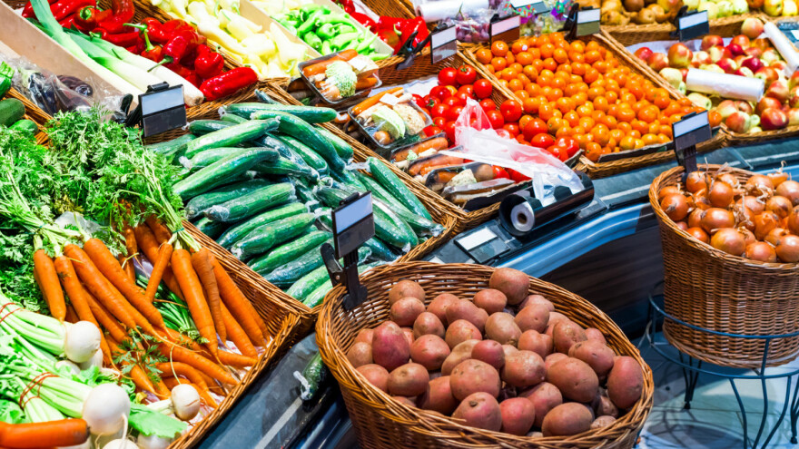Kupite blijede jabuke, iskrivljene mrkve i male krompire i spasite domaće farmere - tako kupce poziva njemački Rewe