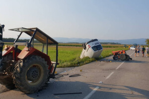 Od siline udarca traktor se prepolovio, dvoje završilo u bolnici