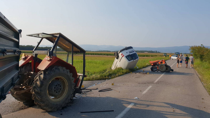 Od siline udarca traktor se prepolovio, dvoje završilo u bolnici
