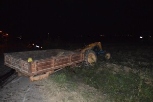 Traktorist (23) teško ozlijeđen pri slijetanju u kanal, u prikolicu mu se autom zabio 27-godišnjak