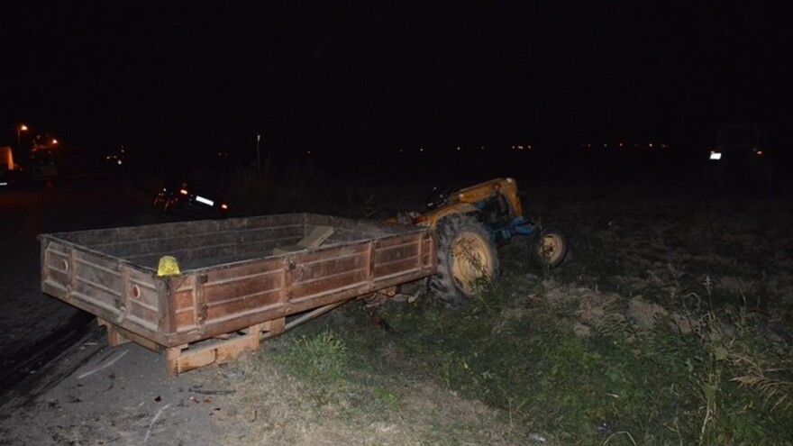 Traktorist (23) teško ozlijeđen pri slijetanju u kanal, u prikolicu mu se autom zabio 27-godišnjak