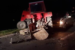Traktor prepolovljen u sudaru s dva automobila, vozač završio u bolnici