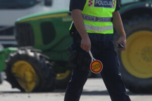 Dvoje poginulih u sudaru dva auta i traktora!