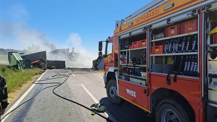 Teška nesreća: Traktor i kamioni u sudaru kod Banovaca, vozač poginuo u plamenu
