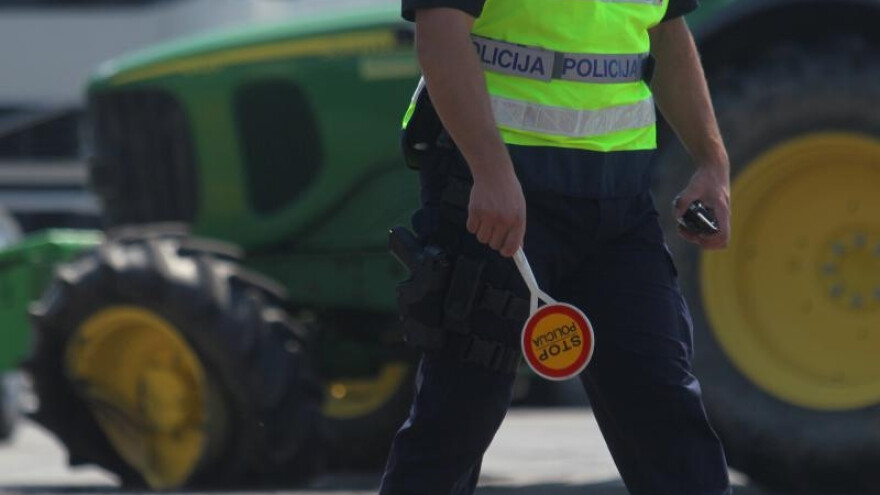 Dvoje poginulih u sudaru dva auta i traktora!