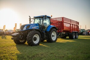 New Holland traktori i Wielton prikolice na Farm Showu!