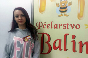 Nikolina ima tek 18 godina, a drži 450 košnica!