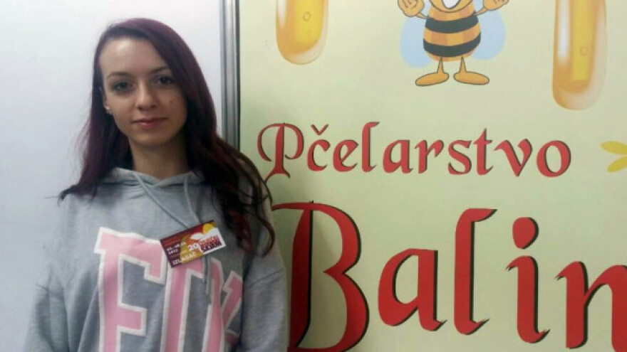 Nikolina ima tek 18 godina, a drži 450 košnica!
