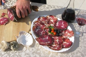 Ninski šokol i dalmatinski pršut od mesa svinja iz Slavonije i Srijema
