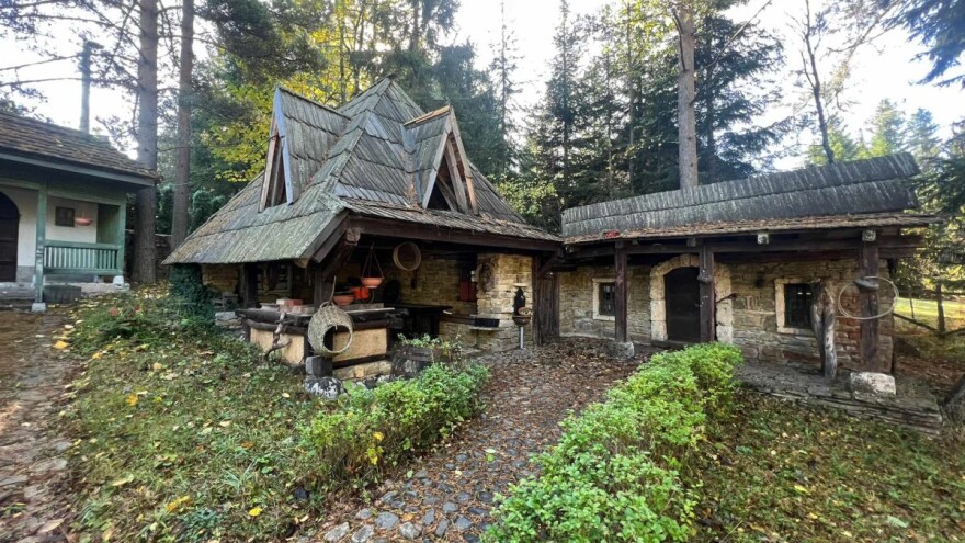 Iza drvene kapije, krije se bajkovito etno selo - na prodaju je