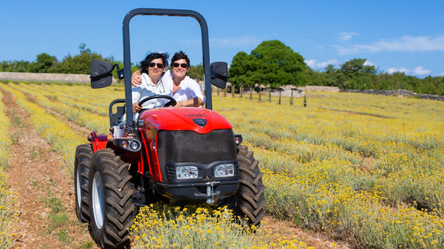 Iza nagrađene rakije od smilja i gina stoje dvije poduzetnice s eko plantažom
