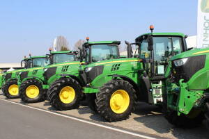 Nizak vodostaj Rajne zaustavio prevoz John Deere traktora brodovima