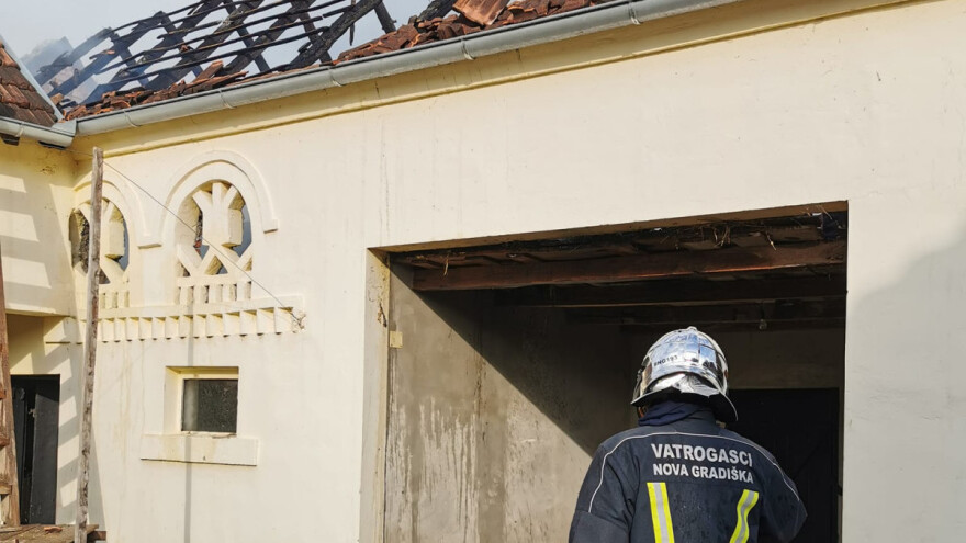 Spaljivao štetočine u drvenim daskama pa izazvao požar