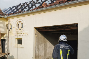Spaljivao štetočine u drvenim daskama pa izazvao požar