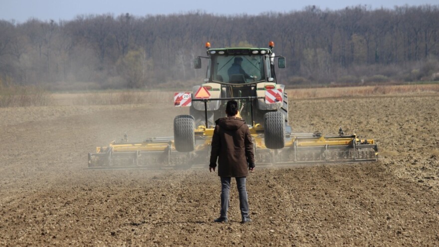 Predsjetvena priprema tla: Bednarov Swifter u jednom prohodu odradi sedam operacija