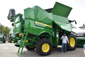 Predstavljen John Deere S785 kombajn koji sam automatizira žetvu