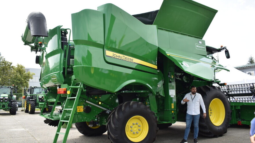 Predstavljen John Deere S785 kombajn koji sam automatizira žetvu