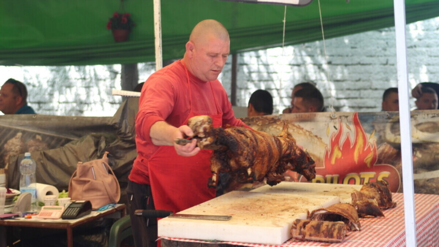 Praseće pečenje 3.500 din/kg, jagnjetina 4.000 din/kg. Koliko su pljeskavice, pivo...?