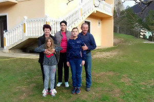 Obrađuju komšijsku zemlju, a proizvode prodaju turistima