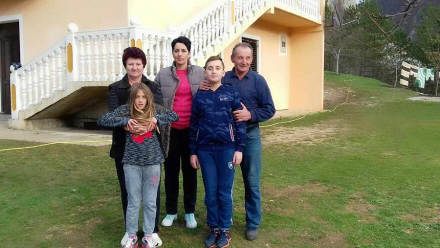 Obrađuju komšijsku zemlju, a proizvode prodaju turistima