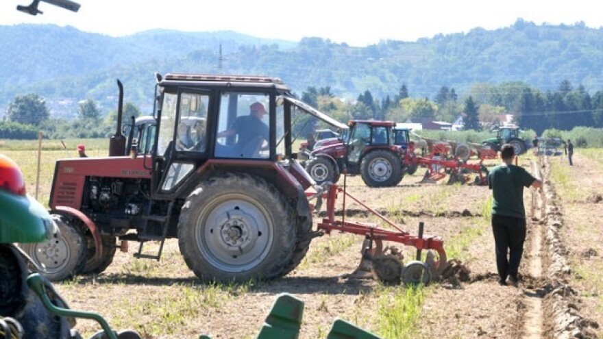 Tko obrađuje zemljište u Općini Antunovac?