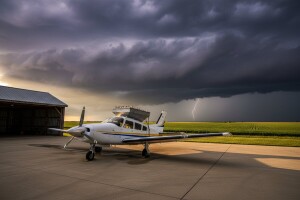Obrana od tuče: Avioni u hangarima!