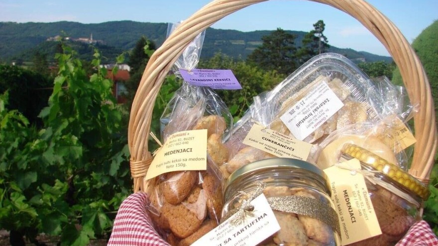 Breskvice, cukerančići, hrostule -  tradicionalne slastice vrijednih ruku obitelji Šavko