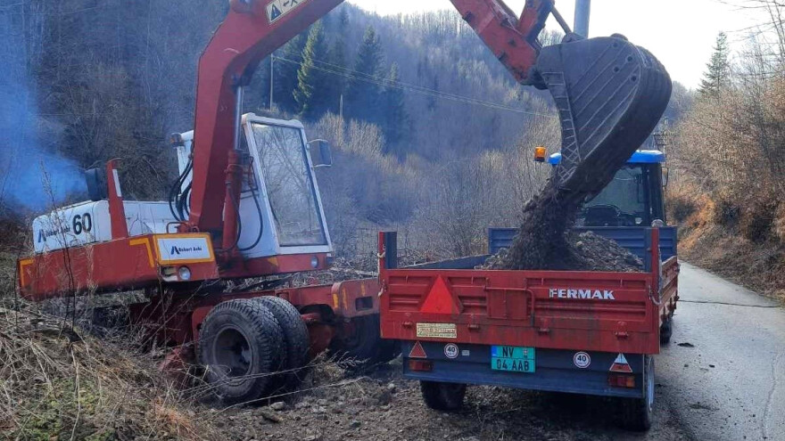 Rizikovali živote: Dok opština čeka građevinsku sezonu, meštani sami sanirali odronjen put