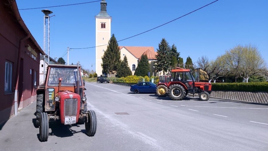 Kad oni ne mogu do njih, vlasnicima traktora 'dovezli' stanicu za tehnički pregled