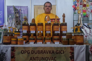 Usprkos pomoru pčela izvrcao dvije tone meda