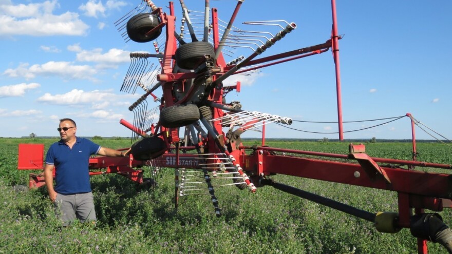 U jednoj smjeni na polju Darka Grivičića pokose 80 ha lucerne, zasluga ide SIP-ovim strojevima