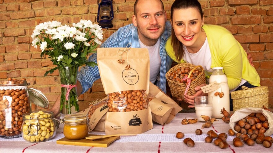 Mladi magistri, Ivan i Jelena, preko tjedna rade u metropoli, vikendom šire obiteljski posao s lješnjakom