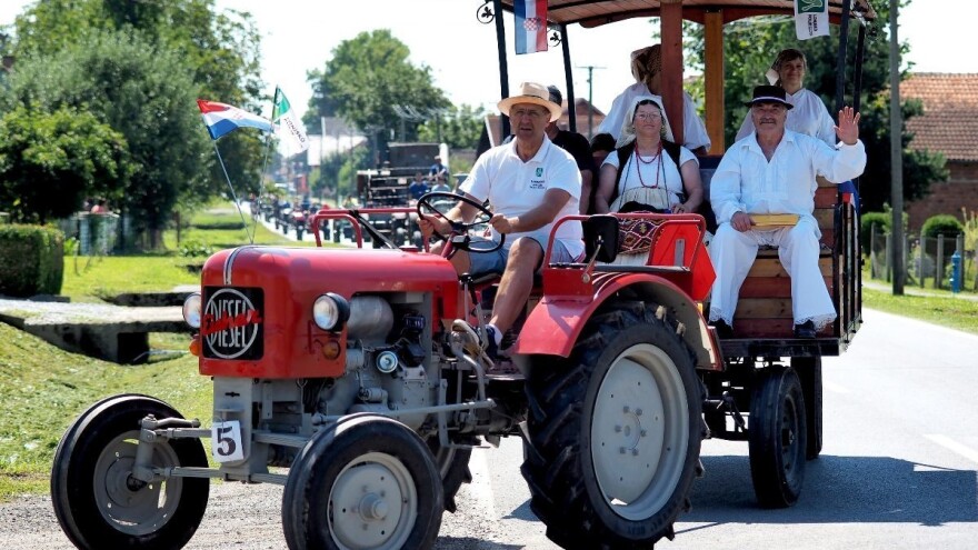 Tako su radili naši stari. Žetvene svečanosti kulminirale defileom starih vršilica, kombajna i traktora!