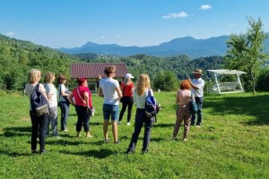 U šetnji do API komore OPG-a Burić, posjetitelji se educiraju o pčelama i bilju Gorskog kotara